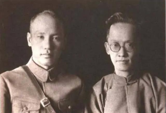 八字臂力器如何使用 八字臂力器如何使用