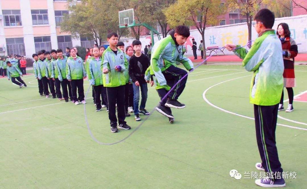 一节体育课跳长绳绕八字