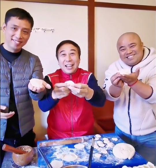 一笑起来鼻子两边八字