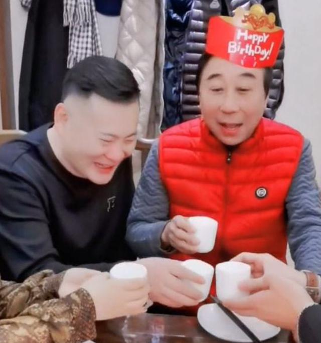 一笑起来鼻子两边八字