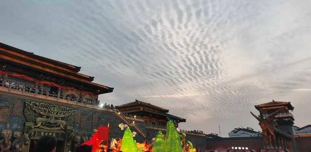 红地毯八字乳图片 红地毯八字乳图片