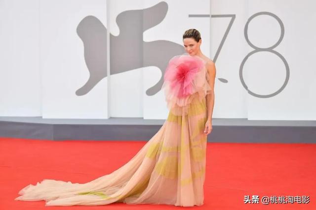 丽贝卡弗格森八字乳 丽贝卡弗格森八字乳