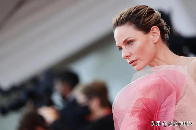 丽贝卡弗格森八字乳 丽贝卡弗格森八字乳