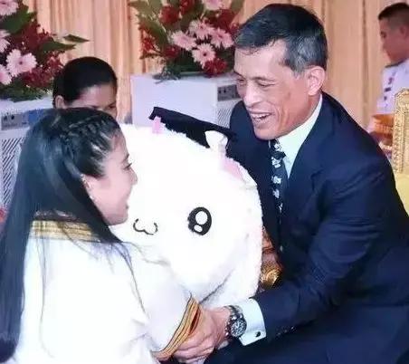命不好但运好的人物八字