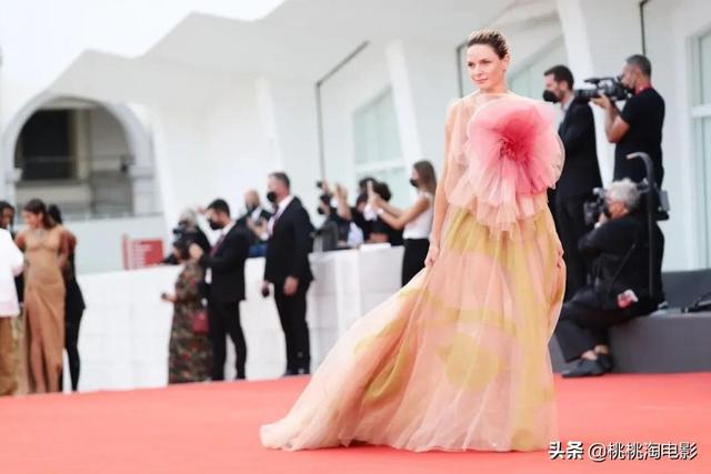 丽贝卡弗格森八字乳 丽贝卡弗格森八字乳