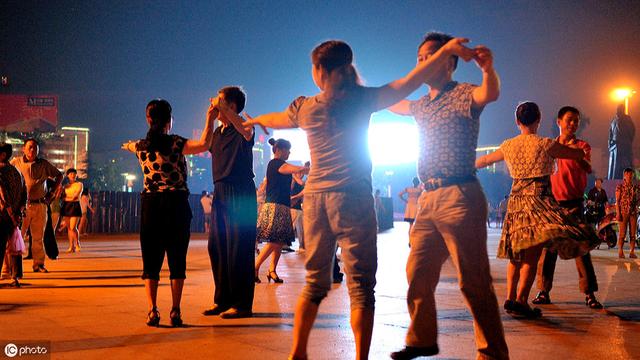 广场舞扭八字胯教程 广场舞扭八字胯教程