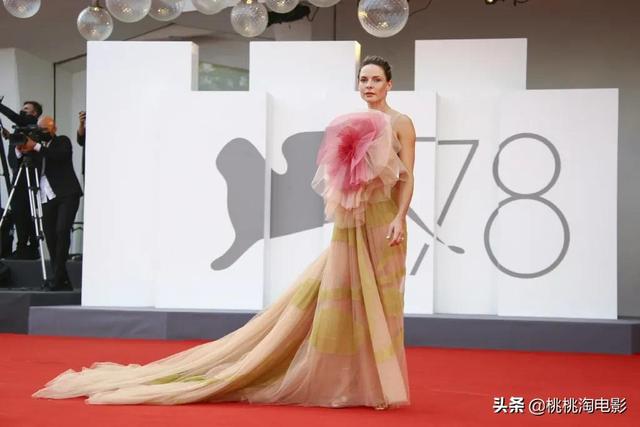 丽贝卡弗格森八字乳 丽贝卡弗格森八字乳