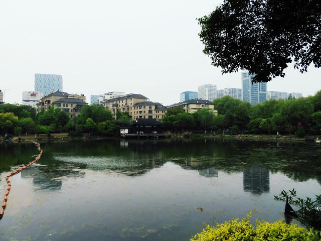南京八字山公园的八个字