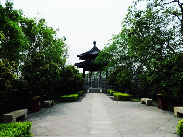 南京八字山公园的八个字