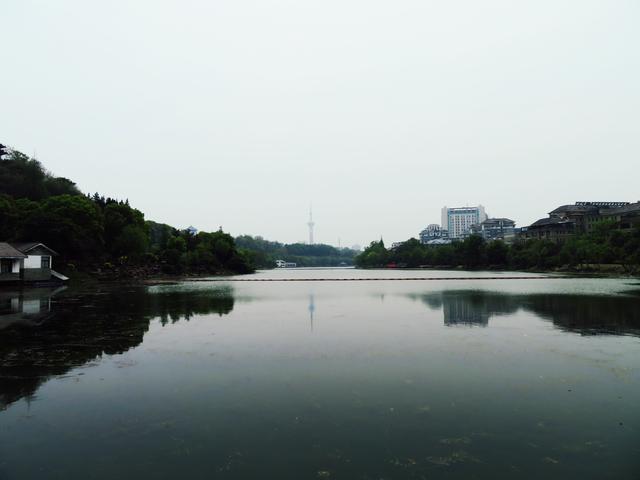 南京八字山公园的八个字