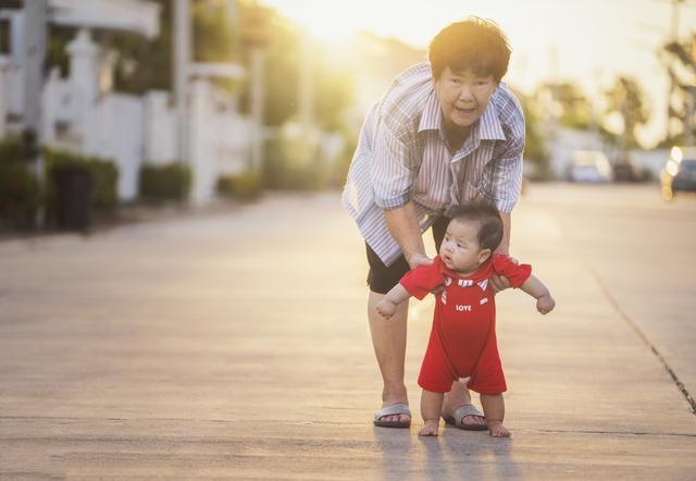 不要看到宝宝八字腿就认为不正常 不要看到宝宝八字腿就认为不正常