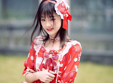 女命带红艳桃花长相