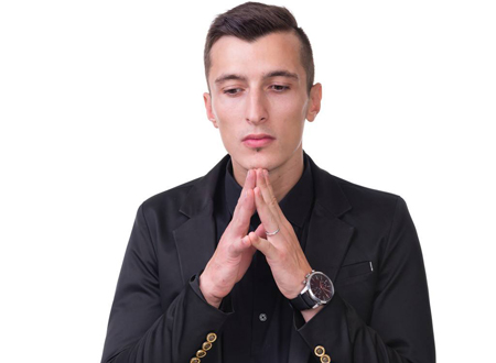 后天断眉的男人的命运
