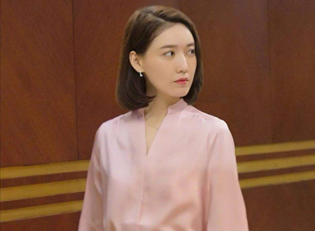 耳朵上端尖的女人耳相