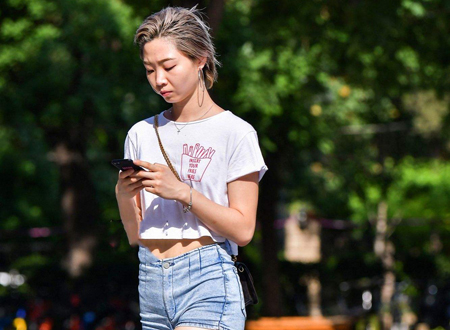 只有右边有酒窝的女生面相