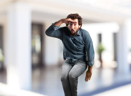 鼻梁低的男人面相