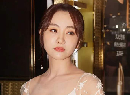 右脸颊有痣的女人面相