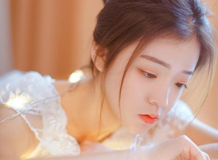 嘴唇上有痣的女人