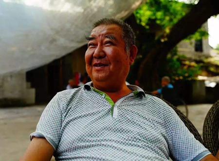 男人右眉毛一根特别长